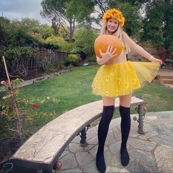 Meet your Posher, Larisa. Teacher and grad student selling some cute clothes. - Picture 8 of 12